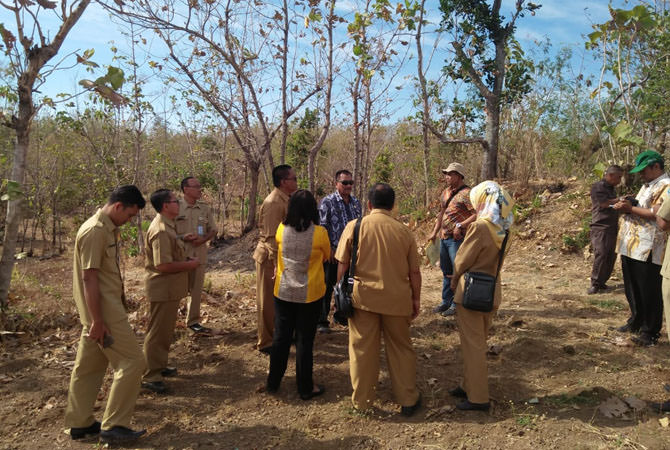 PERNAH DIKAJI: Lahan di Desa Purut, Kecamatan Lumbang, Kabupaten Probolinggo saat didatangi Pemprov Jatim beberapa tahun lalu. (Foto: Dok. Radar Bromo)