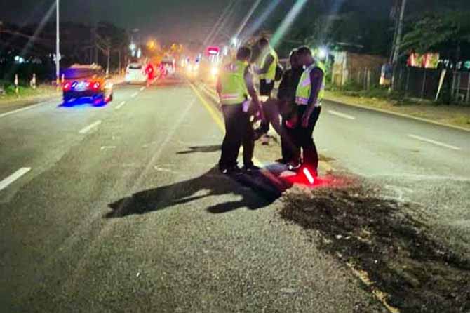 LOKASI KEJADIAN: Personel Satlantas olah TKP di Jalan raya Purwosari, usai kecelakaan yang menewaskan mahasiswa, Jumat (29/7) malam. (Foto Satlantas)