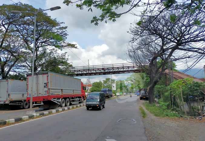 MANGKRAK: Pemdes Japanan meminta JPO di jalan Bypass Gempol dibongkar karena sudah lama tidak terawat dan rawan ambruk. (Foto: Rizal F Syatori/Jawa Pos Radar Bromo)