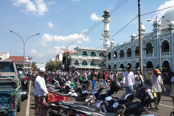 LOKASI PAYUNG: Parkiran kendaraan di depan Masjid Jamiâ€™ Al Anwar ini akan ditempati payung Madinah. (M. Busthomi/Radar Bromo)