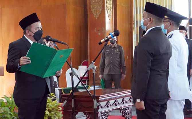 ABDI NEGARA: Pejabat administrator yang dilantik di Gedung Serbaguna Pemkab Pasuruan, Senin (4/7) pagi. (Foto: Istimewa)