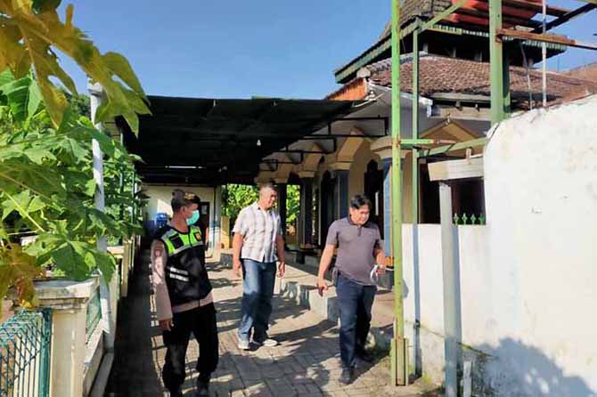 PERIKSA: AKP Safiudin melihat kondisi kotak amal Musala Nur Hidayah Sukorejo yang dibobol maling. (Foto: Rizal F Syatori/Jawa Pos Radar Bromo)