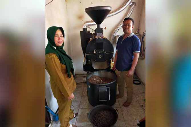 ANDALAN: Salah seorang warga di Dusun Tambakwatu meroasting kopi arabica untuk kemudian dikelola menjadi produk UKM. (Foto: Rizal F Syatori/Radar Bromo)