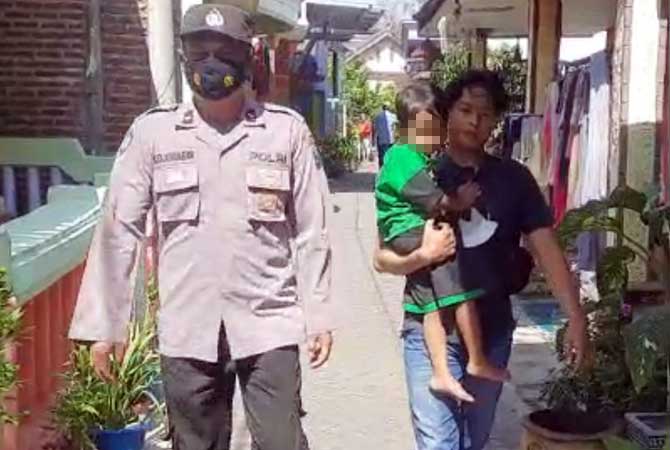 DITEMUKAN: Bocah Al diamankan Polsek Bugul Kidul karena dinyatakan hilang. Ia akhirnya kembali ke rumahnya usai polisi keliling