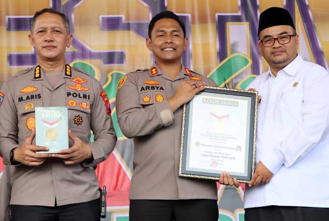Kapolres Probolingo AKBP Teuku Rasya Khadafi dan Plt Bupati Probolinggo Timbul Prihanjoko dan Kombespol M Aris dari Polda Jatim menunjukkan sertifikat rekor muri sajian rawon terbanyak.
