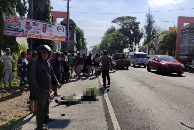 NAHAS: Jenazah Afifur Rahman, warga Desa Kowel, Kecamatan Pamekasan, Kabupaten Pamekasan, tergeletak di jalan setelah mengalami kecelakaan lalu lintas, (20/7). (Agus Faiz Musleh/ Radar Bromo)