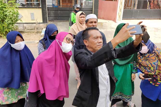 LATIHAN: Pemateri Ahmad Taufik saat praktik pengambilan gambar bersama peserta workshop di SMPIT Pelita, kemarin (17/7)
