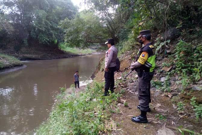 Petugas kepolisian saat meninjau lokasi sungai tempat korban tenggelam. (Polsek Kejayan for Jawa Pos Radar Bromo)
