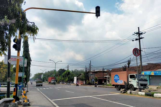 Kondisi warning lamp di Sentul, Purwodadi yang lama pamdam. (Rizal Syatori/ Radar Bromo)