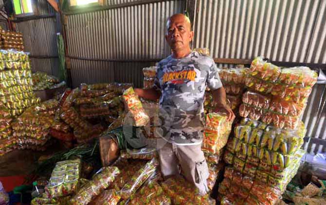 PEMAIN BESAR: Thohir Anjar Widhodho di tokonya. Dia kini menjadi produsen dan distributor makanan ringan yang omzetnya mencapai puluhan juta. (Foto: Zainal Arifin/Jawa Pos Radar Bromo)