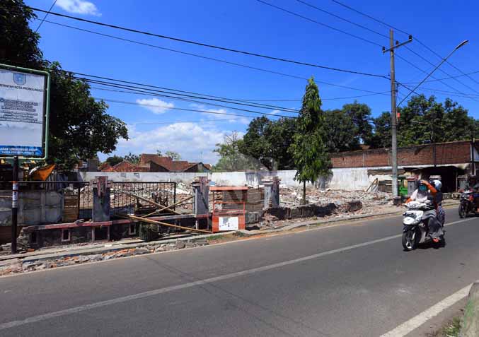 SUDAH DIBONGKAR: Pasar Randu Pangger, Kota Probolinggo, yang rencananya akan direvitalisasi. Tender proyek ini sudah memasuki masa sanggah. (Foto: Zainal Arifin/Jawa Pos Radar Bromo)