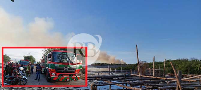 TERTAHAN: Kepulan asap membubung dari area Pelabuhan Baru Probolinggo. Serta, Tim Damkar Satpol PP Kota Probolinggo yang tak bisa masuk ke area pelabuhan untuk memastikan sumber api.Â  (Rizky Putra Dinasti/ Jawa Pos Radar Bromo)