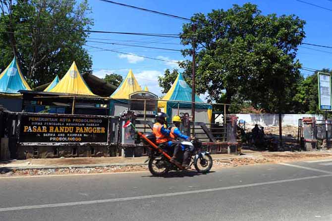 SUDAH DIBONGKAR: Bangunan lama di pasar Randu Pangger yang sudah diratakan. Protek revitalisasi ini bakal dikerjakan akhir Agustus. (Foto: Zainal Arifin/Jawa Pos Radar Bromo)
