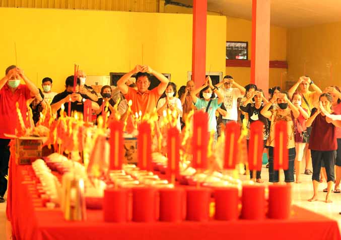 SEMBAHYANG: Jemaat Kelenteng Tri Dharma Sumber Naga berdoa, Jumat (12/8) siang. (Foto: Zainal Arifin/Jawa Pos Radar Bromo)