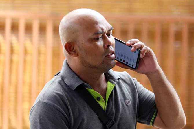 BISA DISEMBUHKAN: Kebotakan yang dialami kaum Adam belakangan kerap terjadi. (Foto: Zainal Arifin/Jawa Pos Radar Bromo)