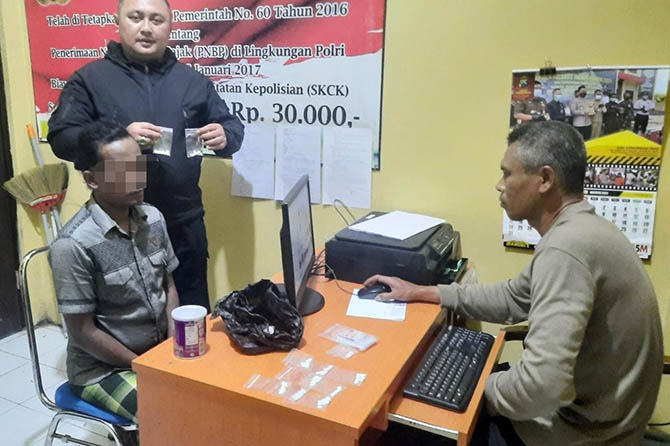 DIAMANKAN: Busarianto diamankan di Mapolsek Tiris. (Polres Probolinggo for Radar Bromo)