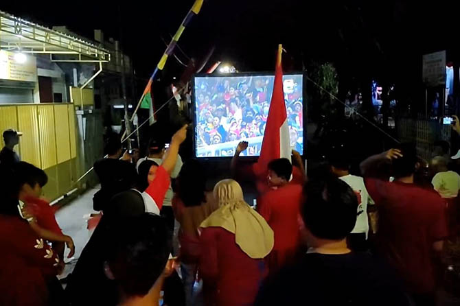 NOBAR: Warga nonton bareng ketika Timnas U-16 melawan Vietnam di depan rumah Figo. (Arif Mashudi/Radar Bromo)