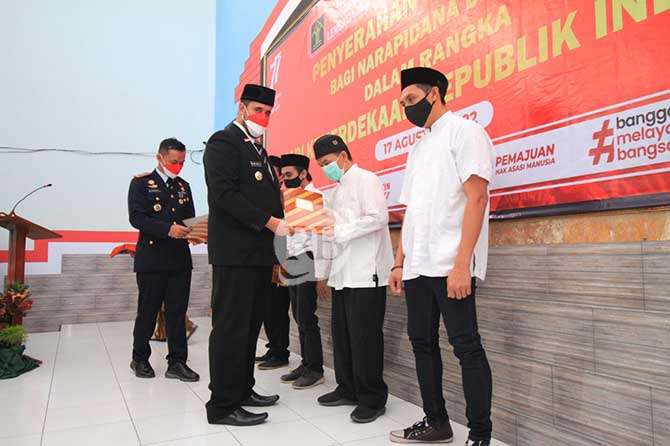 DAPAT REMISI: Wali Kota Probolinggo Hadi Zainal Abidin menyerahkan remisi pada perwakilan warga binaan pemasyarakatan (WBP) di Lapas IIB Probolinggo, Rabu (17/8).