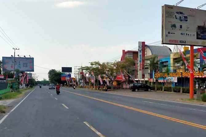 BUTUH PEMBATAS: Jalan Raya Kasri, Pandaan, disarankan dipasangi pembatas berupa guardrail agar lebih aman bagi pengguna jalan. (Foto: Rizal F Syatori/Jawa Pos Radar Bromo)