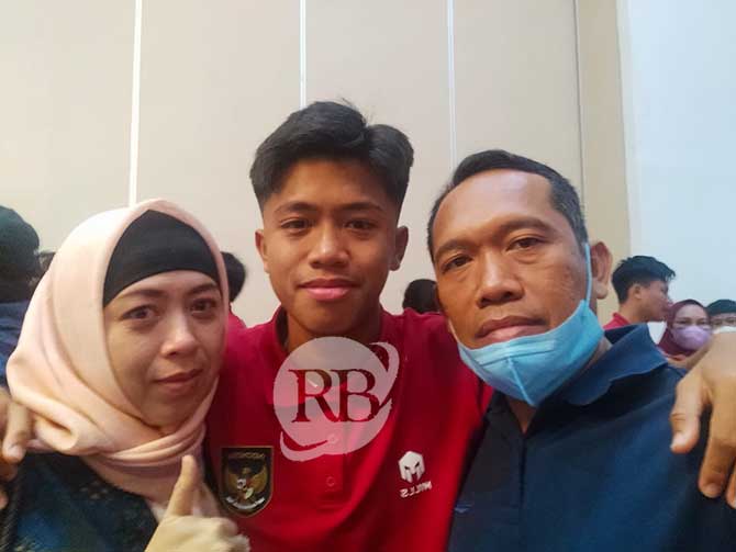 DUKUNGAN KELUARGA: Figo Dennis bersama ayahnya, Ananto dan ibunya, Nova Sabtyarini sebelum final AFF U-16 digelar. (Dok. Pribadi)