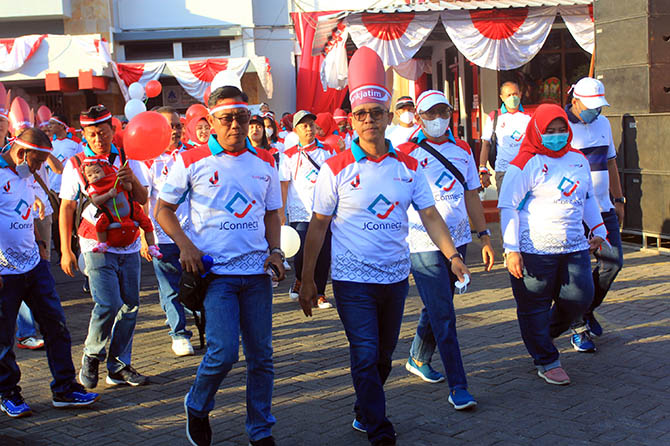 FUNWALK: Pemimpin Bank Jatim Cabang Kraksaan Ridholi Ichwan (tengah) mengikuti jalan sehat untuk memecahkan Rekor MURI, Sabtu (20/8). (Foto: Istimewa)