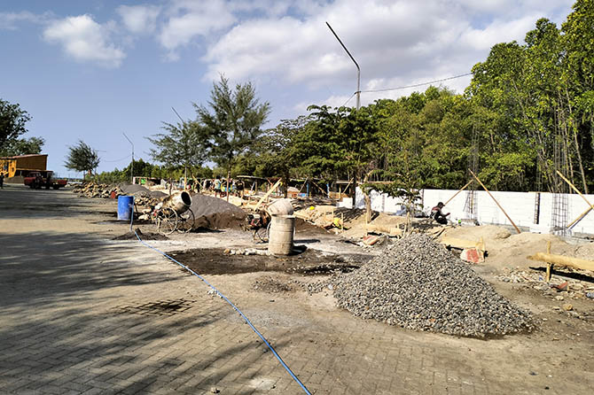 MASIH BERJALAN: Pembangunan di sisi Timur wisata Pantai Bentar yang tengah dikerjakan. Pembangunan proyek penambahan fasilitas ini ditargetkan 4 bulan selesai. (Foto: Achmad Arianto/Radar Bromo)