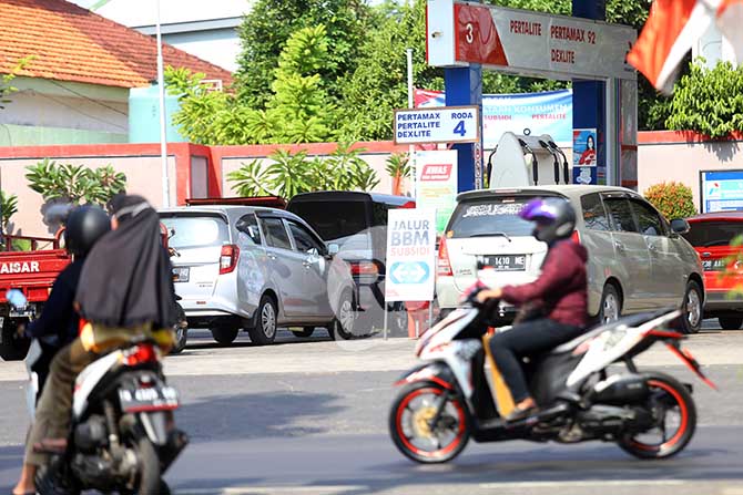 ANTRE: Antrean panjang biasa terjadi hampir di semua SPBU saat stok BBM subsidi datang.