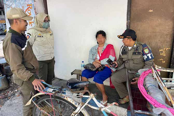 HATI-HATI: Satpol PP saat menangani ODGJ. (Foto: Satpol PP for Jawa Pos Radar Bromo)
