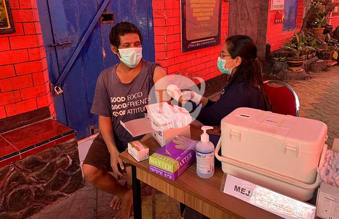 DEMI KESEHATAN: Salah seorang warga binaan Lapas Kelas IIB Probolinggo divaksin Covid-19, beberapa waktu lalu. (Lapas Probolinggo for Jawa Pos Radar Bromo)