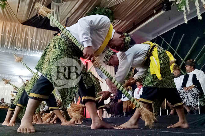 SAKRAL: Tarian sodoran yang sakral dibawakan saat perayaan pembukaan Yadnya Karo di pendapa Desa/Kecamatan Tosari, Sabtu (13/8). (Mukhamad Rosyidi/Radar Bromo)