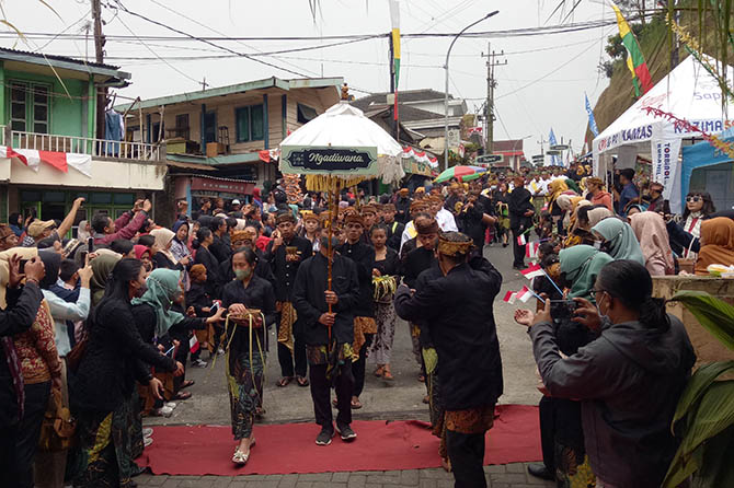 Rombongan manten penari sodoran dari desa se Kecamatan Tosari datang dengan memakai pakaian serba putih. (Mukhamad Rosyidi/Radar Bromo)