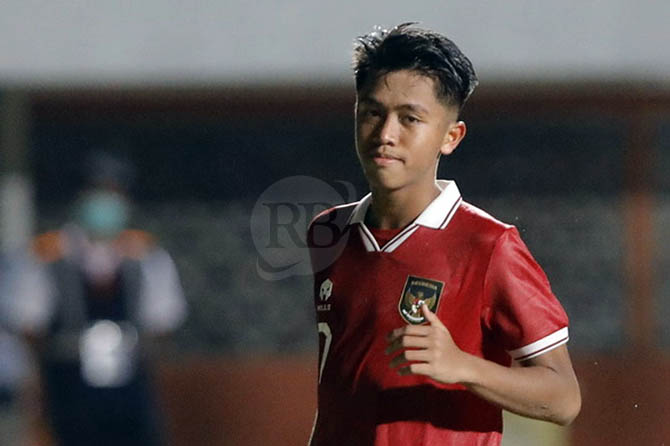 PLAYMAKER: Aksi Figo Dennis Saputra usai sukses melesakan tendangan penalti ke gawang Myanmar di partai semifinal AFF U-16 Boys Championshiop 2022 di Stadion Maguwoharjo Sleman, (11/8). Hari ini Figo dijadwalkan pulang kampung ke Kota Probolinggo. (Ahmad