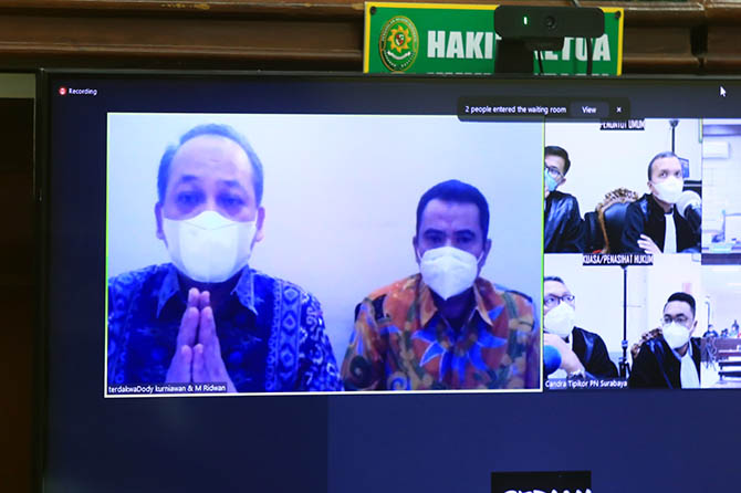 BELUM INKRACHT: Terdakwa Doddy Kurniawan dan Muhamad Ridwan. (Dok. Radar Bromo)