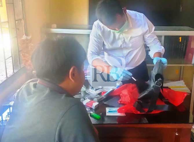 CARI SIDIK JARI: Petugas Inafis di TKP. (Foto: Dok. Radar Bromo)