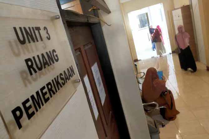 TERUS DIUSUT: Sejumlah warga berada di depan Ruang Penyidikan Unit Tipikor Polres Pasuruan tempat sejumlah pedagang Pasar Desa Wonosari diperiksa Jumat (12/8). (Foto: IwanÂ Andrik/Jawa Pos Radar Bromo)