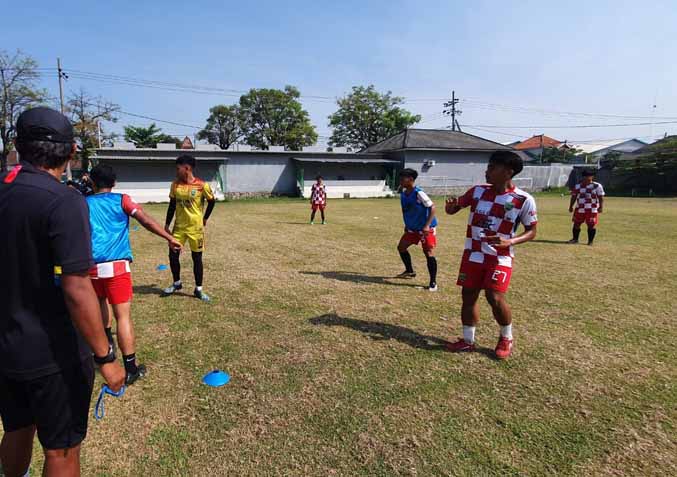 LATIHAN: Pemain hasil seleksi Pasuruan United berlatih di stadion R Soedrasono. (Foto: Iwan Andrik/Jawa Pos Radar Bromo)