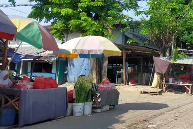 BUTUH TEMPAT KHUSUS: Penjual bunga di Pasar Bangil. Penjual berharap ada stan yang menjadi sentra perdagangan bunga sedap malam di Pasar Bangil. (Foto: Iwan Andrik/Jawa Pos Radar Bromo)