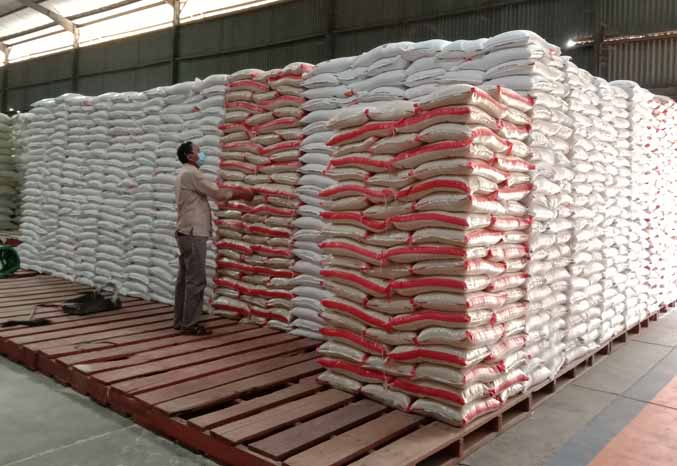 SELALU DIPERIKSA: Tumpukan beras di gudang Bulog Sub Divre Probolinggo. (Foto: Dok. Radar Bromo)
