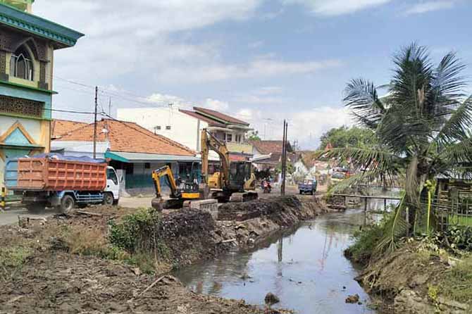 DIGALI: Normalisasi sungai Desa Pajurangan, Kecamatan Gending yang memakai ekskavator. (Foto: Achmad Arianto/Jawa Pos Radar Bromo)