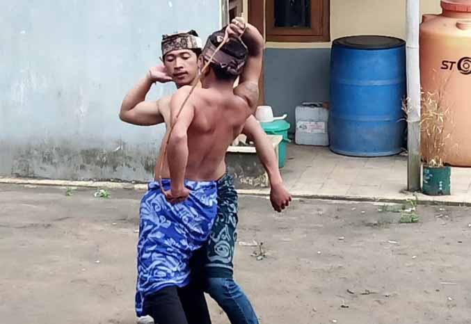 TRADISI: Warga Tengger saat tari ojung. (Foto: Pemdes Jetak for Jawa Pos Radar Bromo)