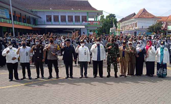 SIAP MENGABDI: Plt. Bupati Timbul Prihanjoko dan jajaran forkopimda, Rektor UPM Prof. Haris, Ketua pembina Yayasan Panca Marga Suprijono. Foto bersama mahasiswa KKN UPM Probolinggo usai seremonial pelepasan, Senin (1/8) pagi. (Foto: Evelyn/Jawa Pos Radar