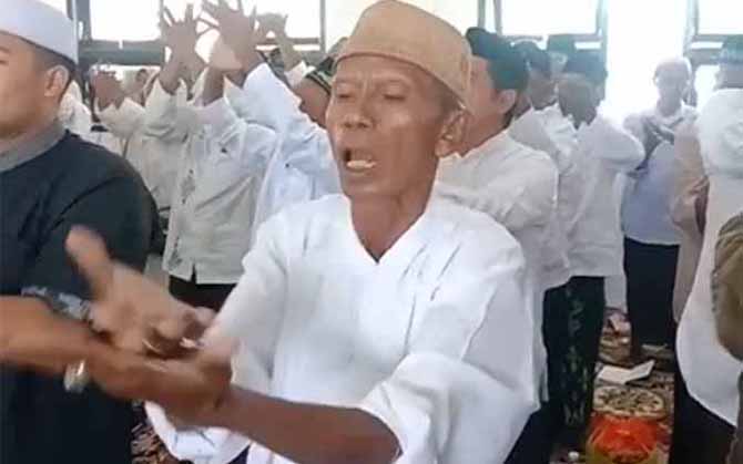 MANASIK: Ahmad alias Mulyono, pengemis yang viral karena nyawer pedangdut mengikuti manasik umrah. Ia dijadwalkan berangkat pada November 2022. (Foto: Screesnhot)