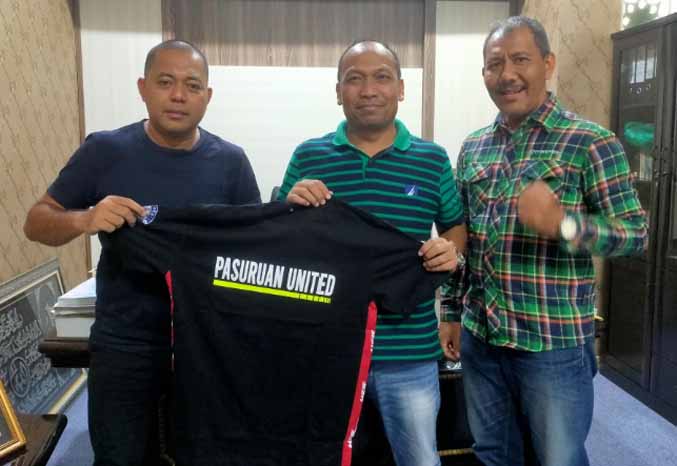 ASLI PASURUAN: Eddy Purwanto (tengah) saat baru ditunjuk sebagai manager oleh  presiden klub pasuruan united suryono pane (kiri). (Foto: Iwan Andrik/Jawa Pos Radar Bromo)