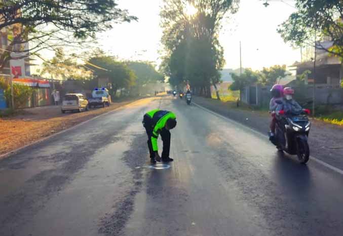 BEKAS TKP: Personel Satlantas Polres Probolinggo memberi tanda di Jalan raya Paiton usai terjadi kecelakaan beberapa waktu lalu. Elain Paiton, ada dua ruas jalan lain yang rawan kecelakaan. (Foto: dok Jawa Pos Radar Bromo)