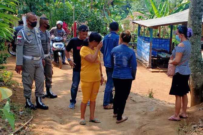 KAMBUHAN: Satpol PP saat mengamankan PSK di sebuah warung yang ada d Kecamatan Wonomerto dan Lumbang. (Foto: Dok. Radar Bromo)