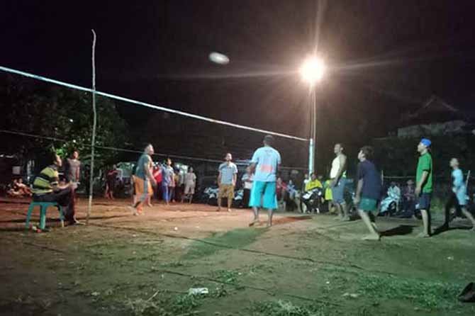 SELEKSI: Pemain-pemain bola voli menunjukkan skill di lapangan Kelurahan Kepel, Kecamatan Bugul Kidul, Kota Pasuruan. (Foto: Fuad Alyzen/Jawa Pos Radar Bromo)
