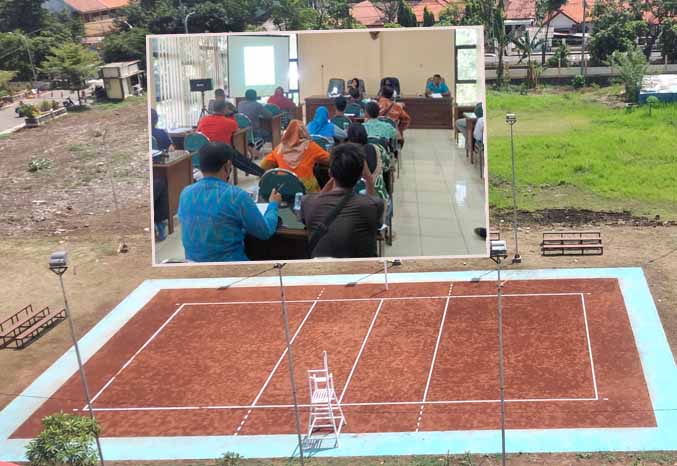 VENUE: Lapangan di Rusun Tembokrejo yang akan menjadi tempt pertandingan. Inset: Perwakilan tim peserta Turnamen Bola Voli Tarkam WaÂ­li Kota Cup 2022 mengikuti Technical Meeting di Aula Dinas Pariwisata Pemuda dan Olahraga Kota Pasuruan, Kamis (18/8). (F