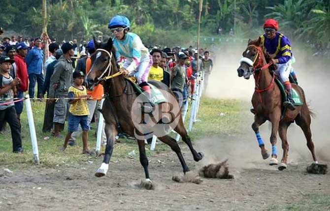 KEMBALI MENGGELIAT: Aksi sejumlah joki kuda saat berlaga sebelum pandemi lalu. Usai vakum 2 tahun, ajang itu bakal kembali digelar akhir bulan ini. (Dok. Radar Bromo)