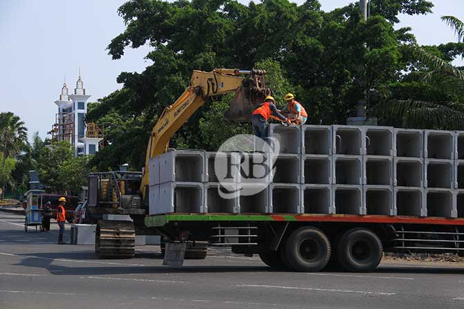 BOX CULVERT: Pekerja menyiapkan uditch untuk pembenahan drainase di sekitar alun-alun Kota Pasuruan. (Mokhammad Zubaidillah/ Radar Bromo)