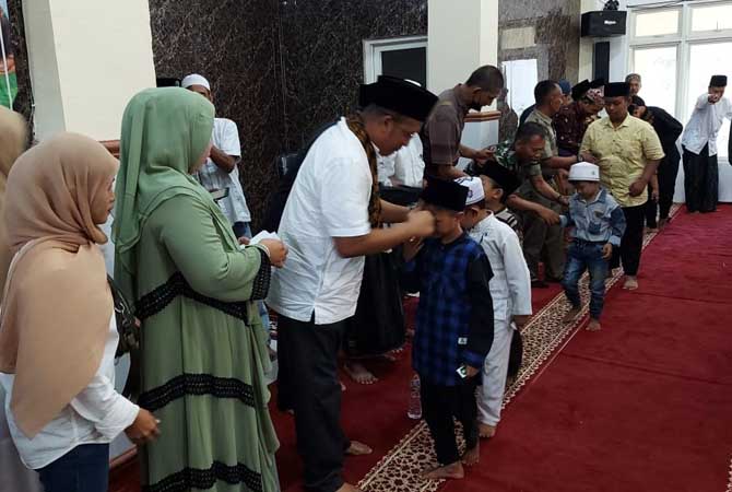 BERBAGI: Penyerahan santunan dari pengembang kepada mereka yang berhak menerima.